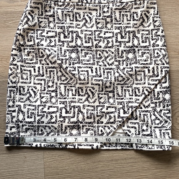 $9 CLEARANCE - Dynamite Skirt - Picture 5 of 10